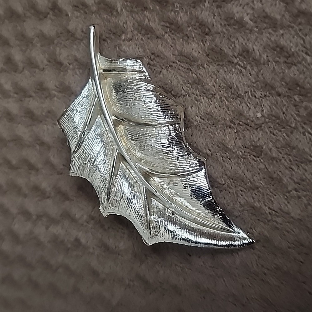 Silver like leaf brooch pin AJC marked American Jewelry Chain Co.